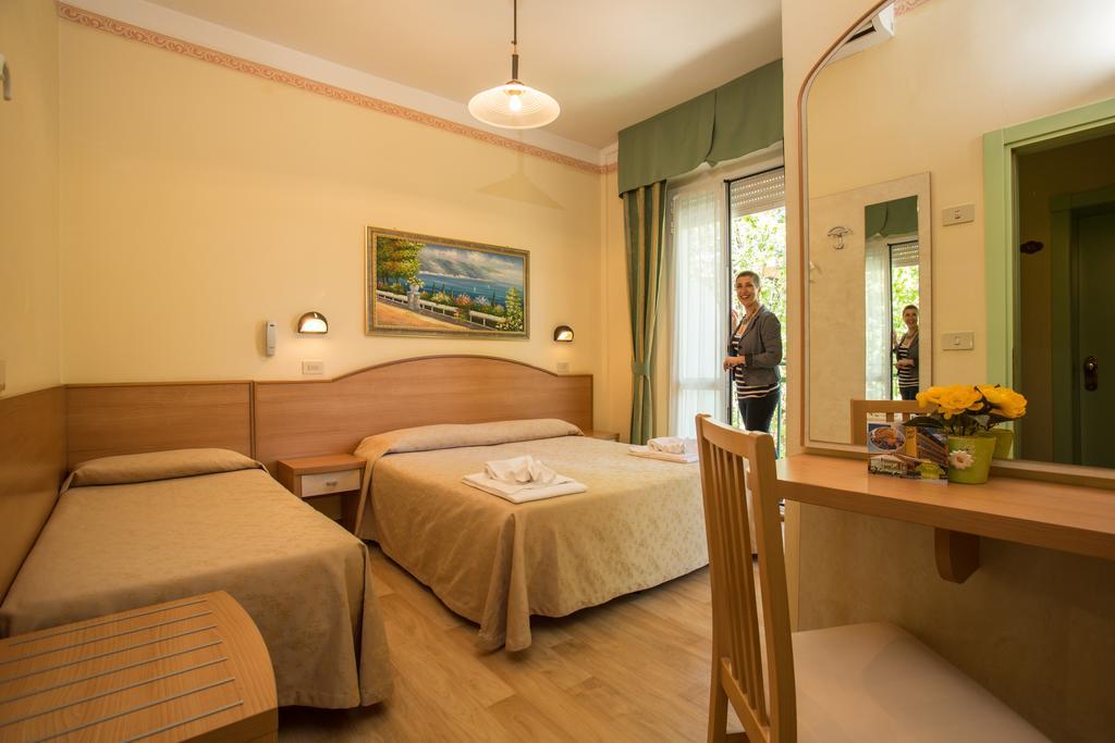 Albergo Ristorante Pozzi Белариа-Игеа Марина Екстериор снимка